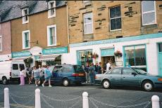 The famous fish en chips shop in Anstruther, with a very long queue.
